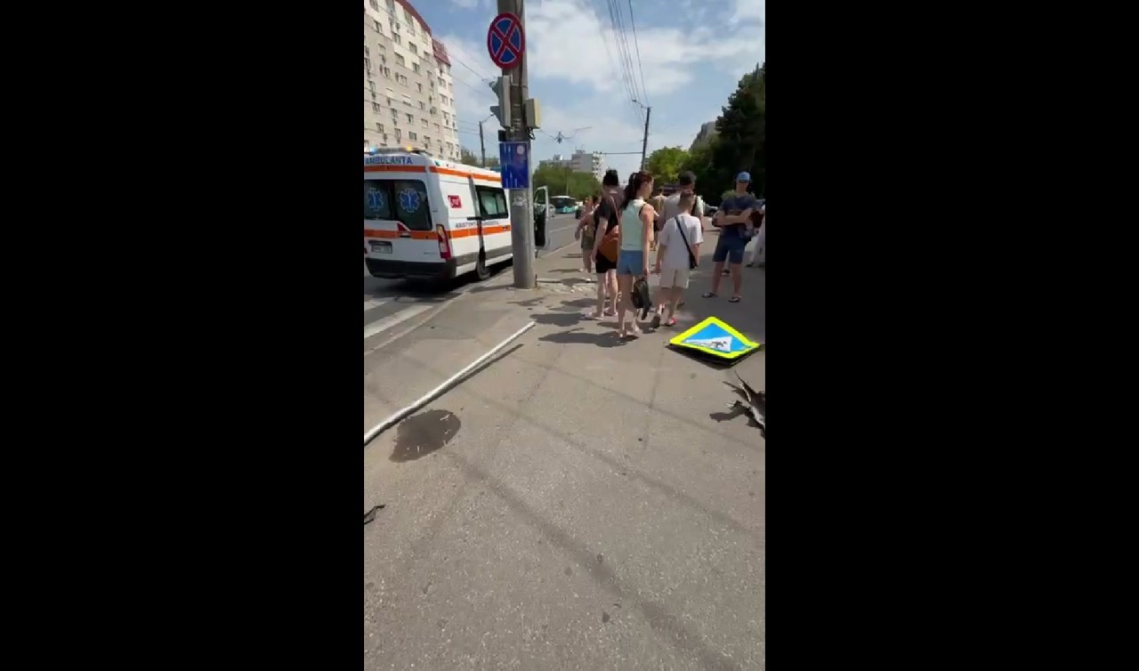 O femeie de 40 de ani, lovită de o mașină pe trotuar, în Chișinău. Poliția a deschis o anchetă