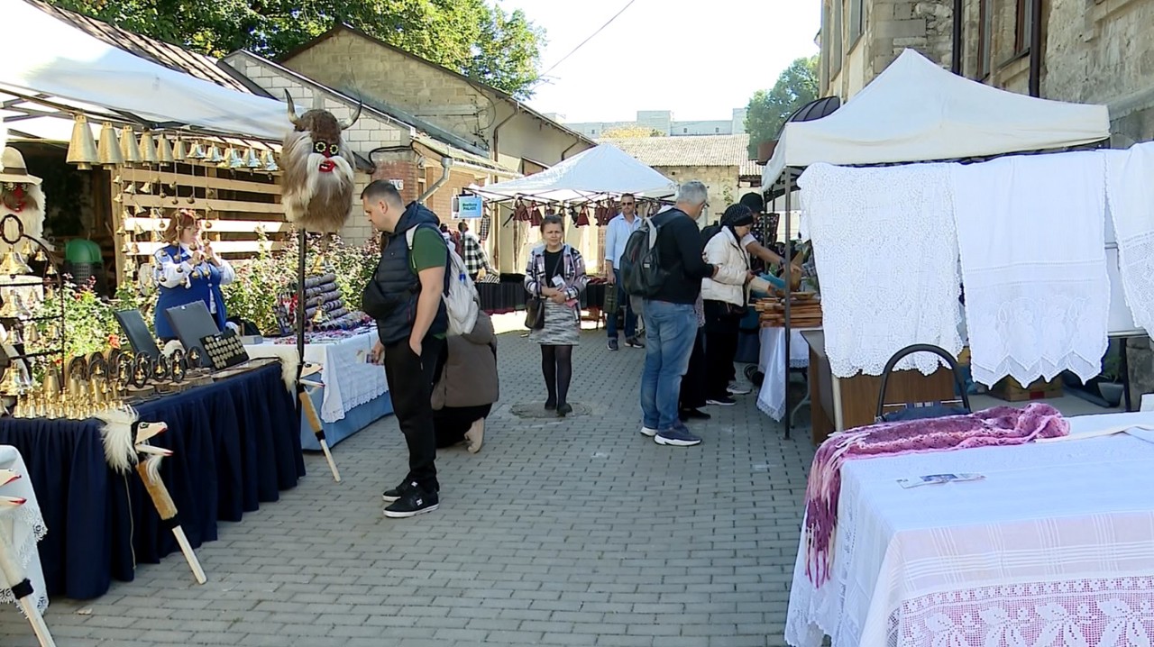 Târgul de Toamnă al Meșterilor Populari | Artizani din toate colțurile țării au cucerit vizitatorii: „Prefer produsele lucrate manual”