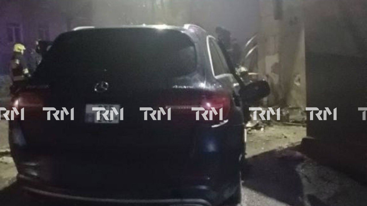 (ФОТО, ВИДЕО) В Кишиневе машина загорелась после того, как врезалась в жилой дом