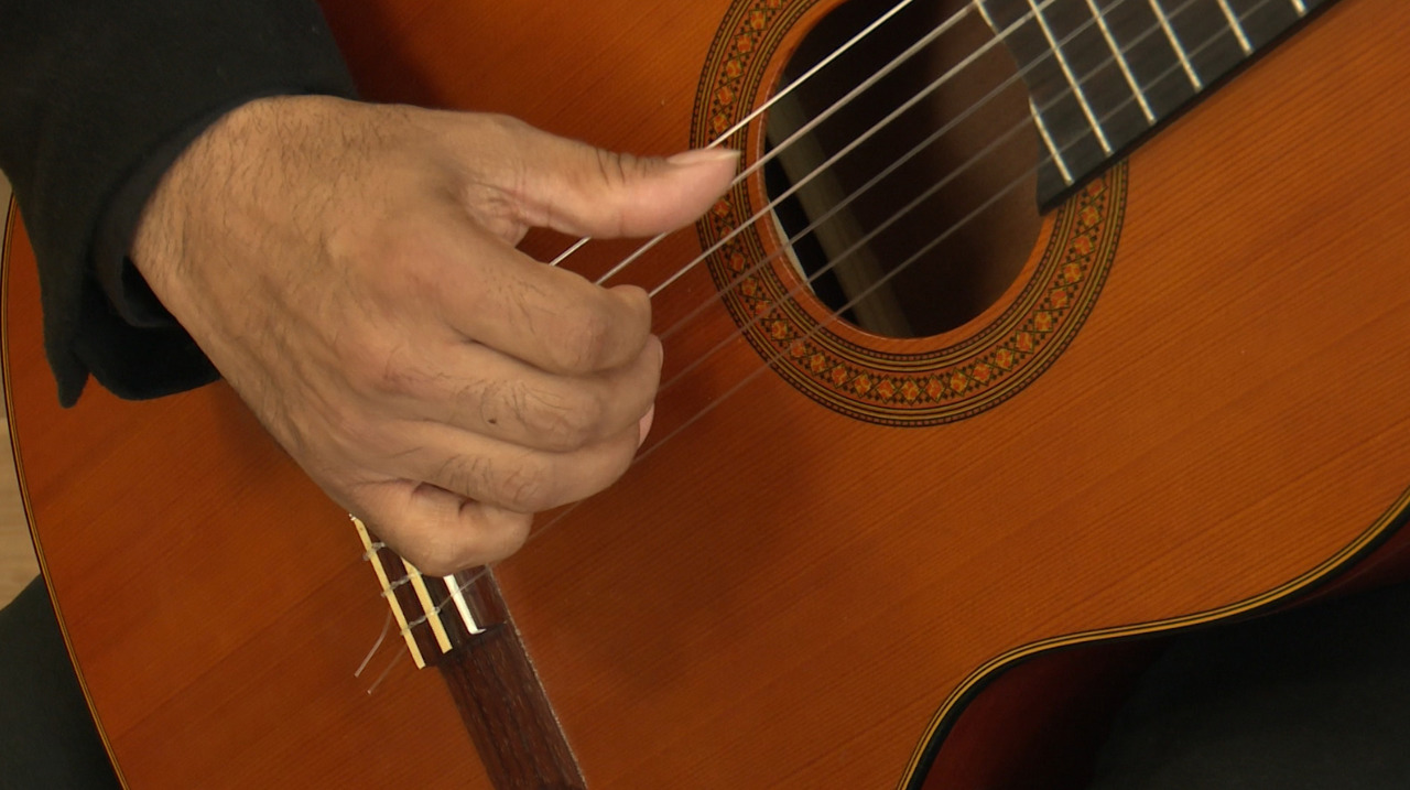 Guitarist from Mexico, teacher in Moldova: Luis Sanchez inspires students from Ghidighici