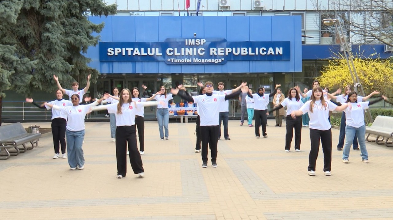 „Sănătatea înseamnă totul”: Studenții și medicii, flashmob pentru a promova stilul sănătos de viață 