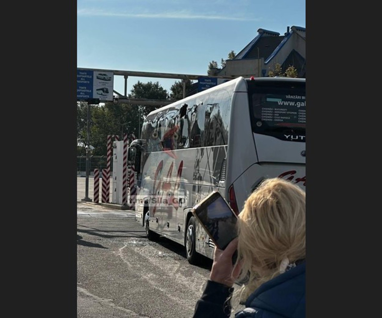 Autobuz lovit de un proiectil căzut la Palanca: Un polițist de frontieră a fost rănit