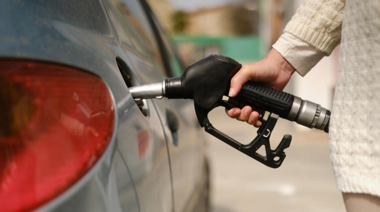 După săptămâni de scumpiri consecutive, carburanții se ieftinesc la sfârșit de septembrie