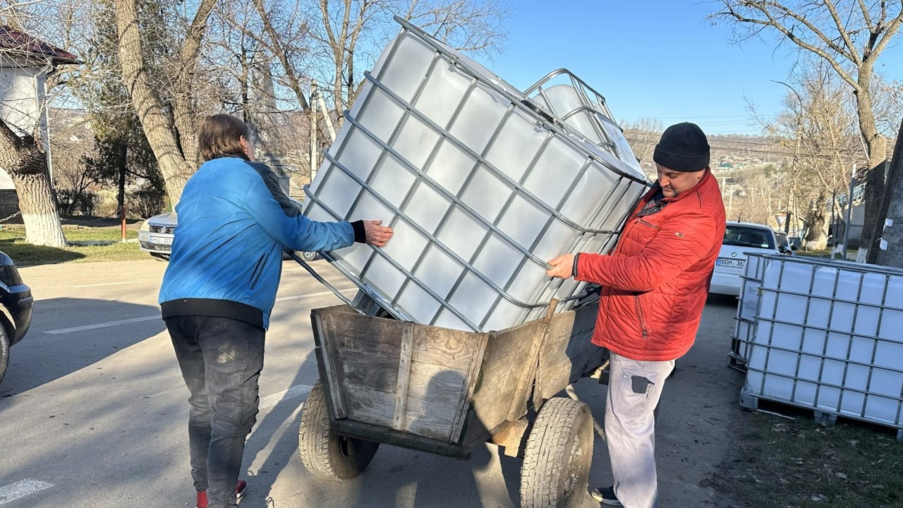 Locuitorii din trei sate ale raionului Telenești au „îmblânzit” apa de ploaie: „Ud toată sera, am toată grădina numai flori”