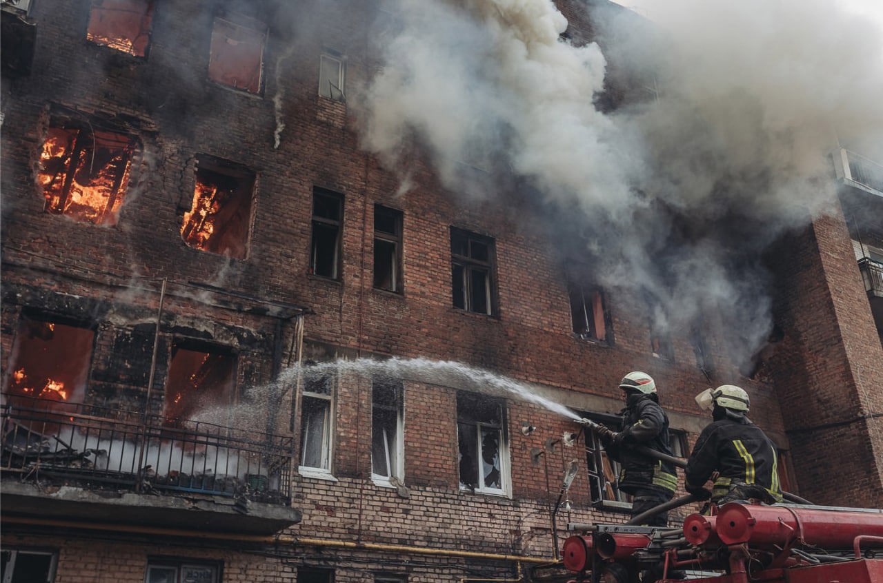 Ракетный дождь в Украине. Объект нападения - жилые дома, газопроводы и линии электропередач