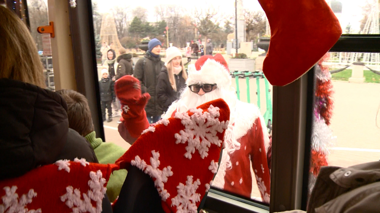 Troleibuzul Turistic pornește în ritm de colinde: începe aventura cu Moș Crăciun prin Chișinău
