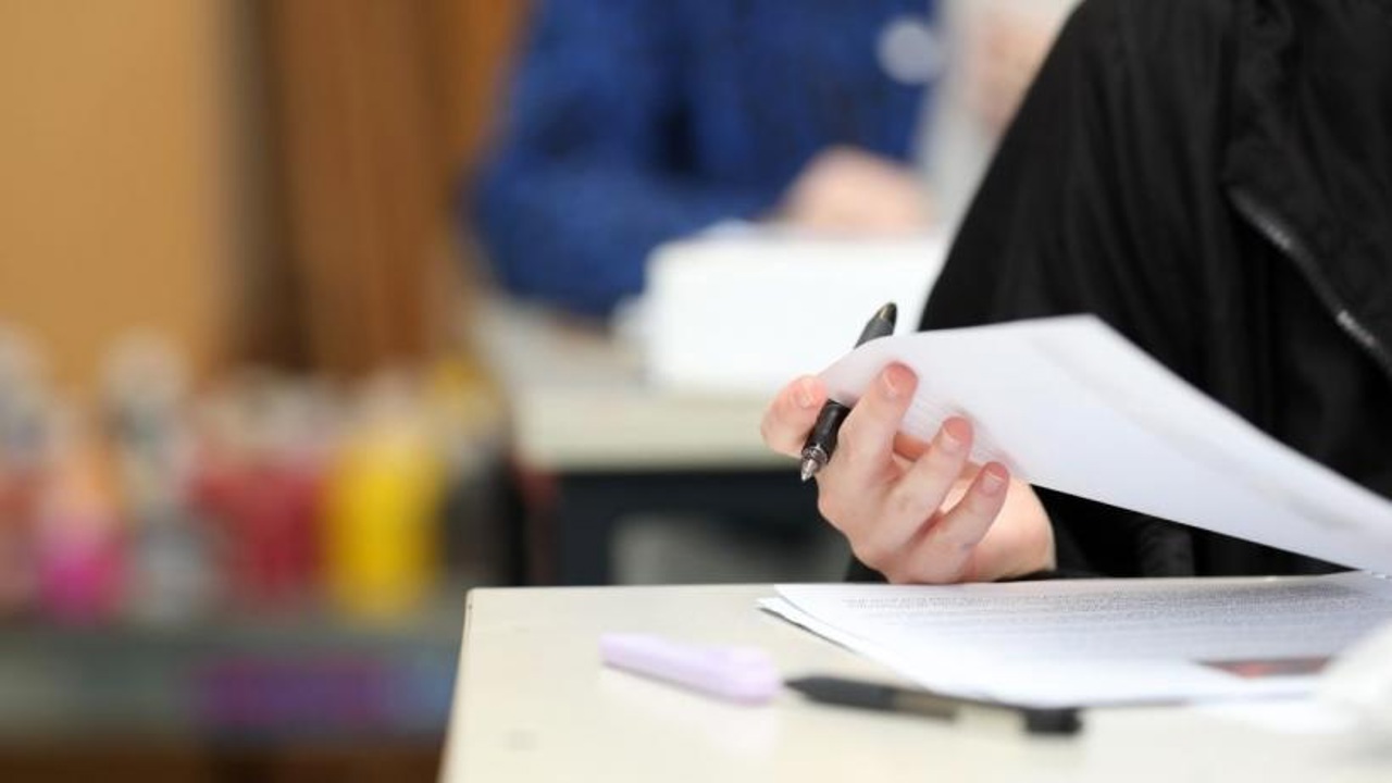 RAPORT | Aproape 58 de mii de funcționari publici în R. Moldova: Jumătate dintre ei sunt nemulțumiți de salarii