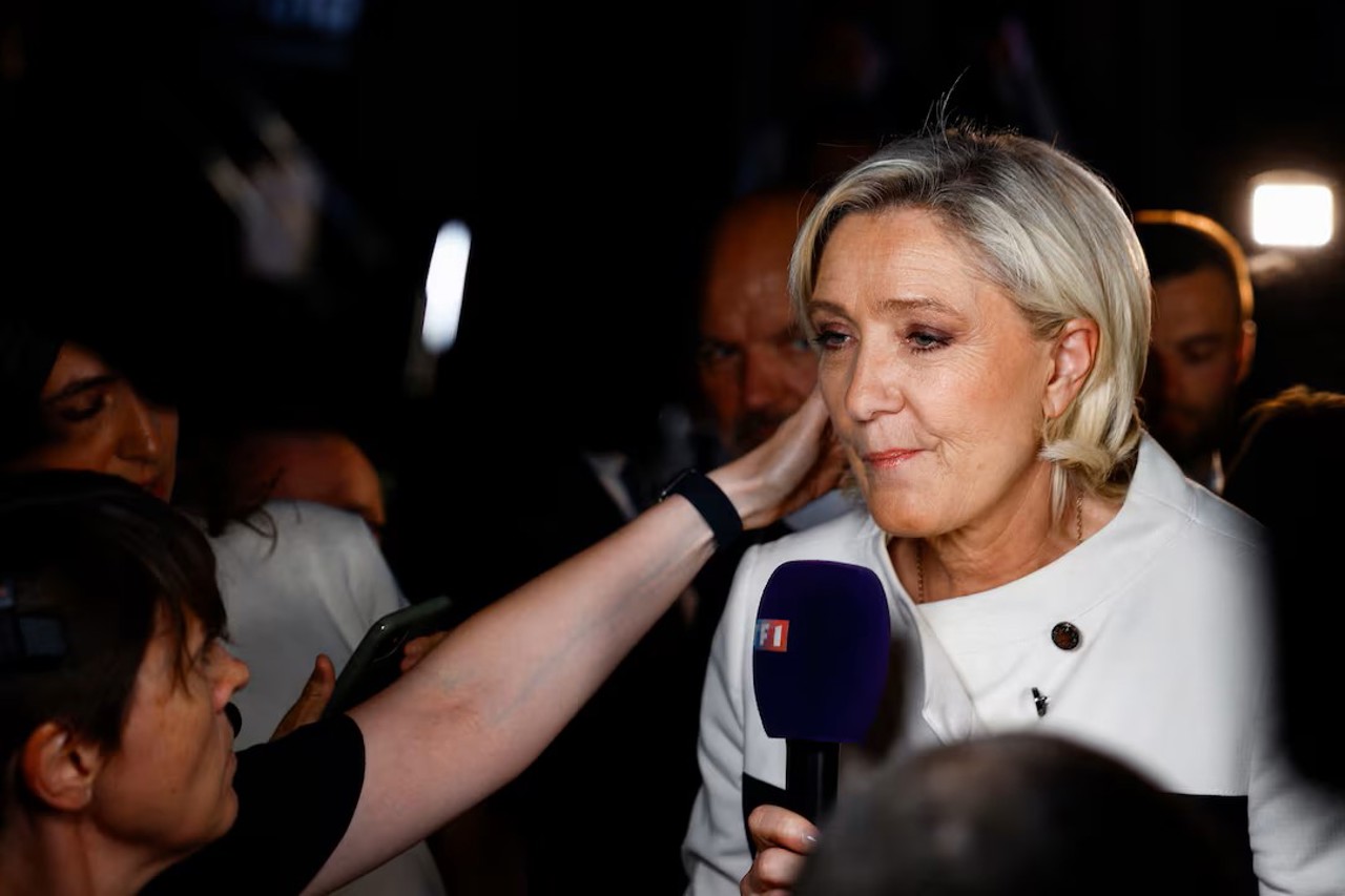 Reuters / Liderul extremei drepte franceze Marine Le Pen vorbește cu jurnaliștii după rezultatele parțiale din al doilea tur al alegerilor parlamentare anticipate din Franța