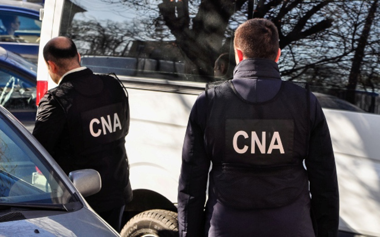 Mită în schimbul tăcerii: Șefa Inspecției pentru Protecția Mediului de la Ocnița și doi inspectori superiori, reținuți de CNA