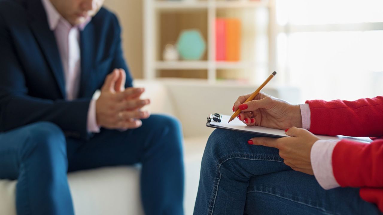 Unul din cinci moldoveni suferă de depresie. Psihiatru: „Tristețea ce durează mai mult de două săptămâni trebuie evaluată de un specialist”