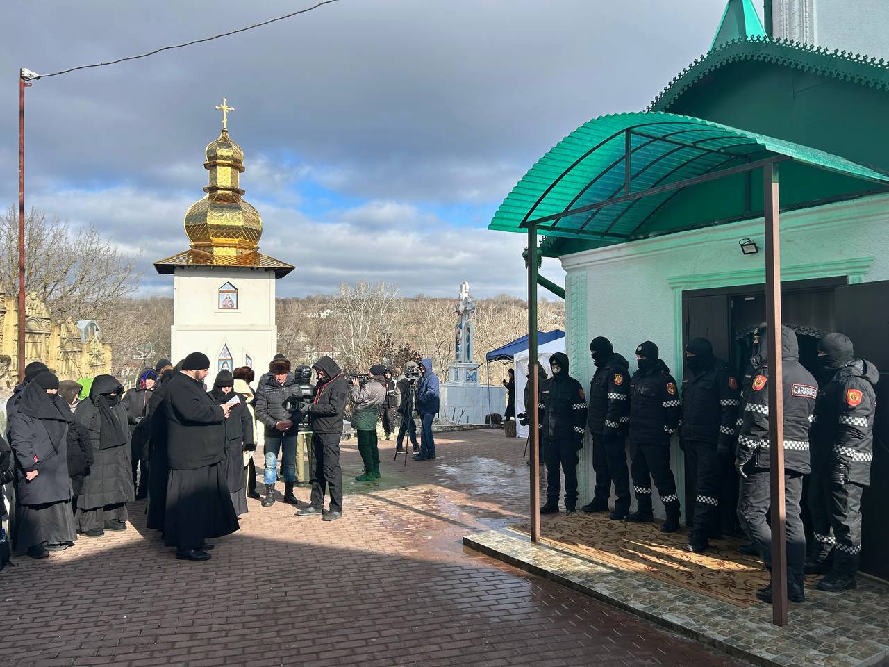 Slujbă în aer liber și tensiuni la biserica din Dereneu. Expert: „Conflictul depășește nivelul local”