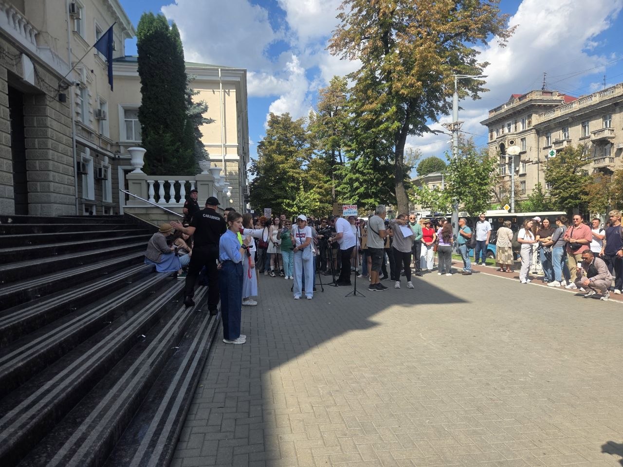 „Fiecare femeie trebuie să se simtă în siguranță": Protest în fața MAI după crima de la Măgdăcești