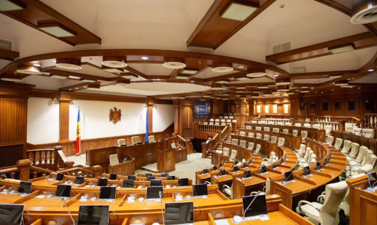 ELECTORALA 2025 // Studiu: Paritate numerică, șanse inegale: cum sunt poziționate femeile pe listele de la alegerile parlamentare