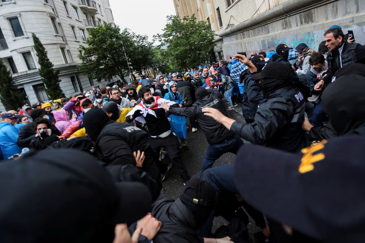 Reuters / Rețineri în fața Parlamentului georgian