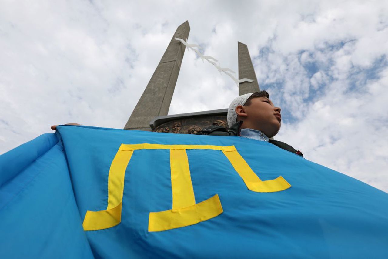 Conducătorii unui ansamblu de copii din Crimeea, reținuți la Sankt Petersburg după afișarea steagului tătarilor crimeeni 
