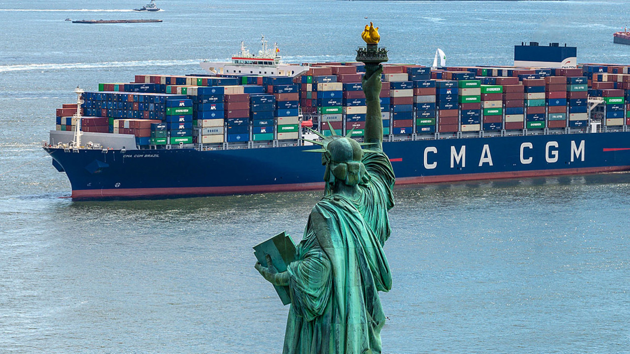 Studiu: Taxele vamale impuse de Trump au fost plătite aproape integral de americani