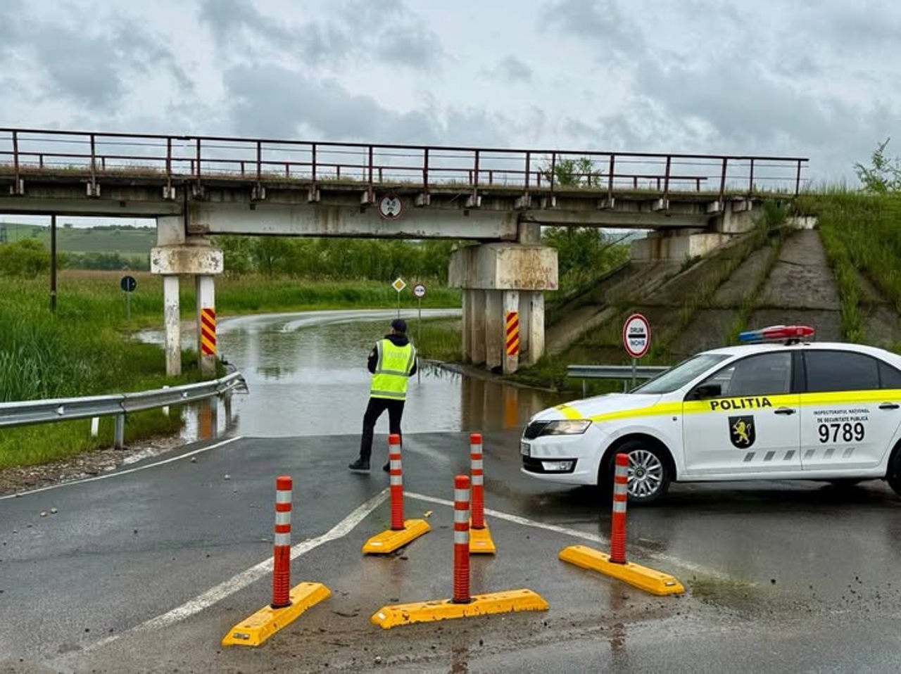 Движение в районе Негрештского моста перекрыто: полиция призывает водителей выбирать объездные пути