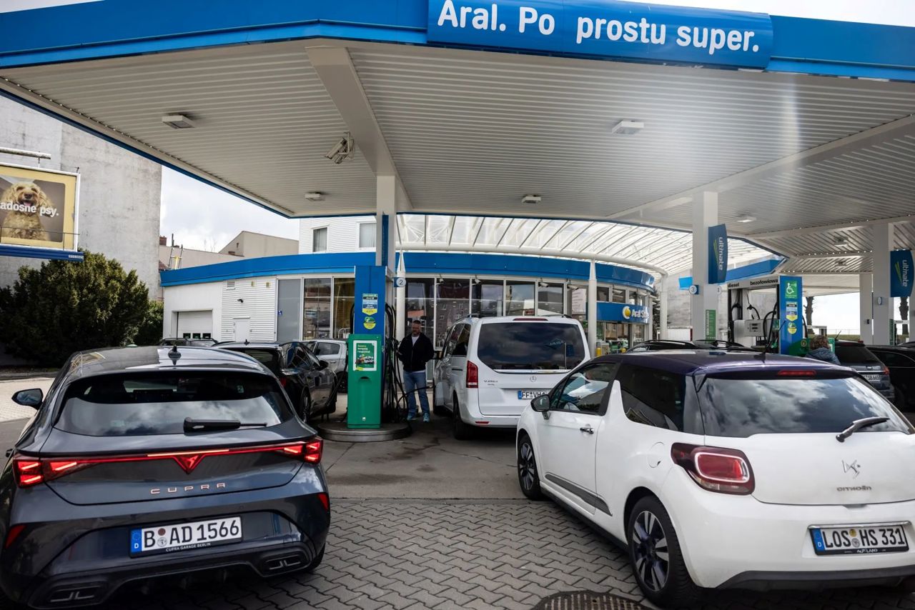 Plafonarea prețurilor carburanților în Polonia atrage șoferi din țările vecine, crescând vânzările de combustibili
