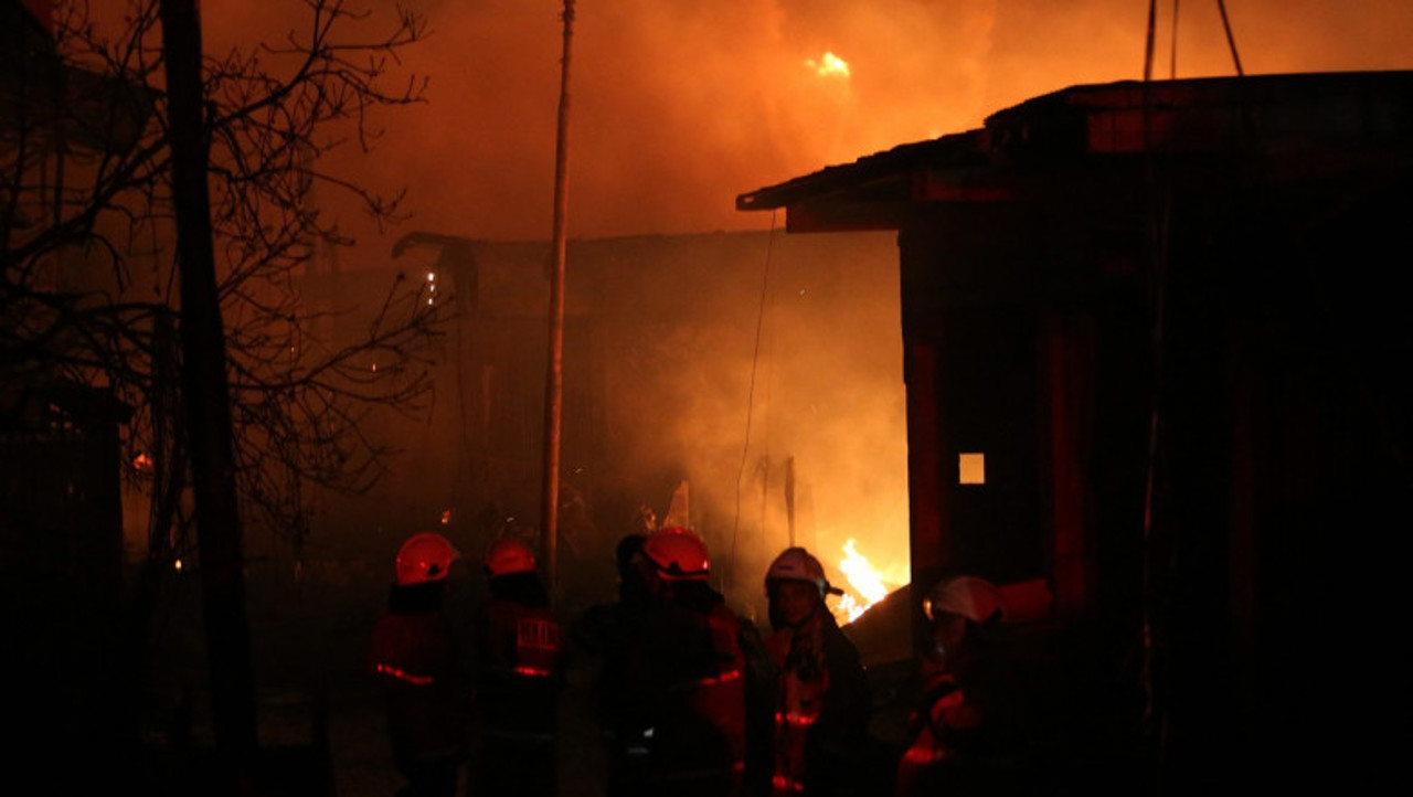 BBC: Casualties following a serious fire at a fuel depot in Jakarta, Indonesia