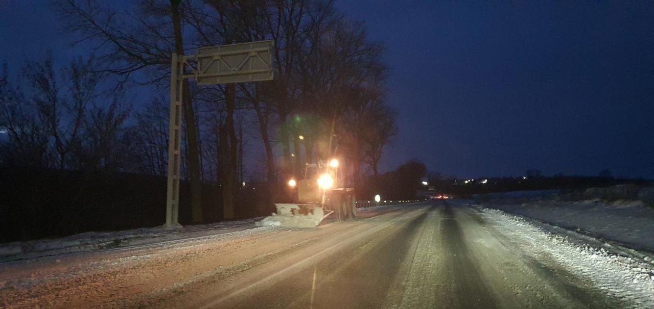 Aproape 695 de tone de sare, împrăștiate în ultimele 12 ore pe drumurile naționale. Cetățenii, îndemnați să circule cu prudență  