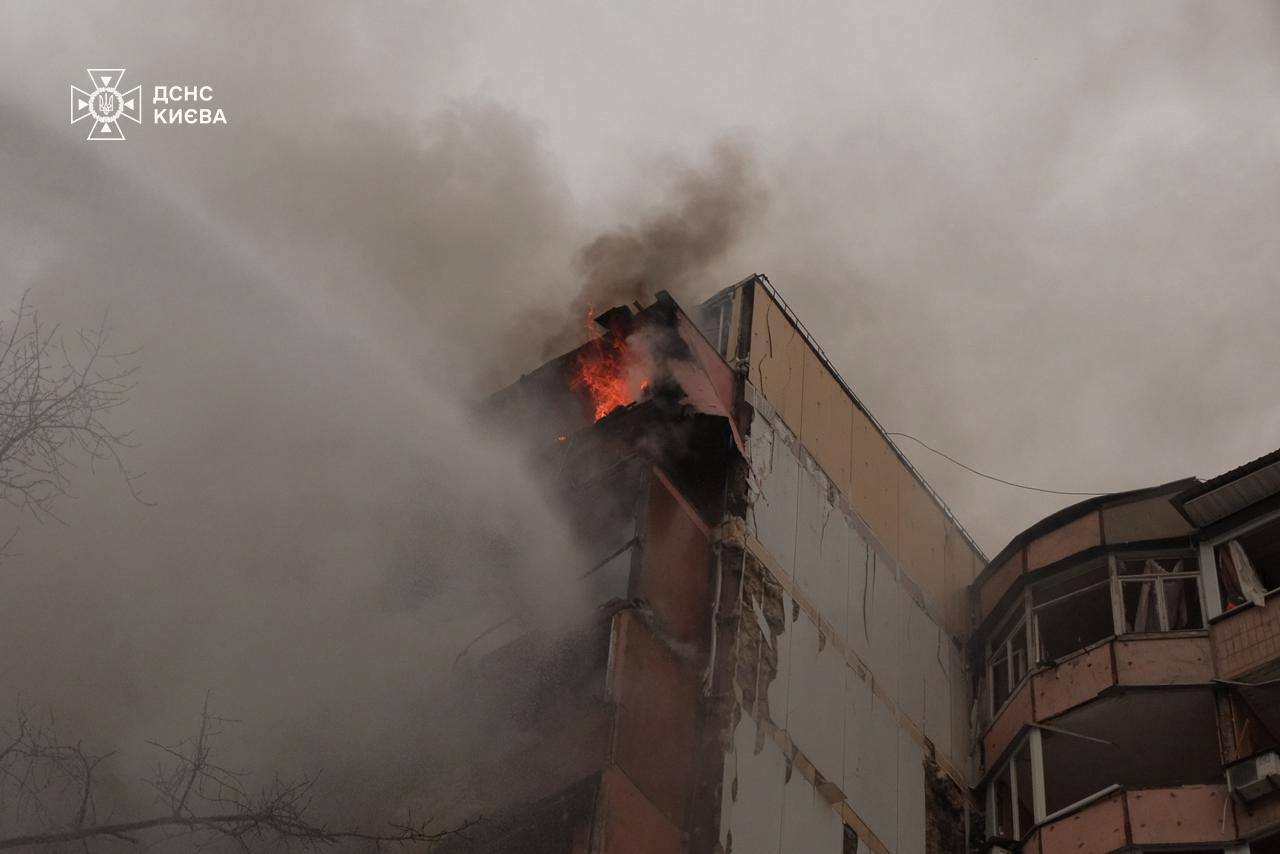 Atac rusesc asupra Kievului și regiunii: morți, zeci de răniți și oameni evacuați de sub dărâmături