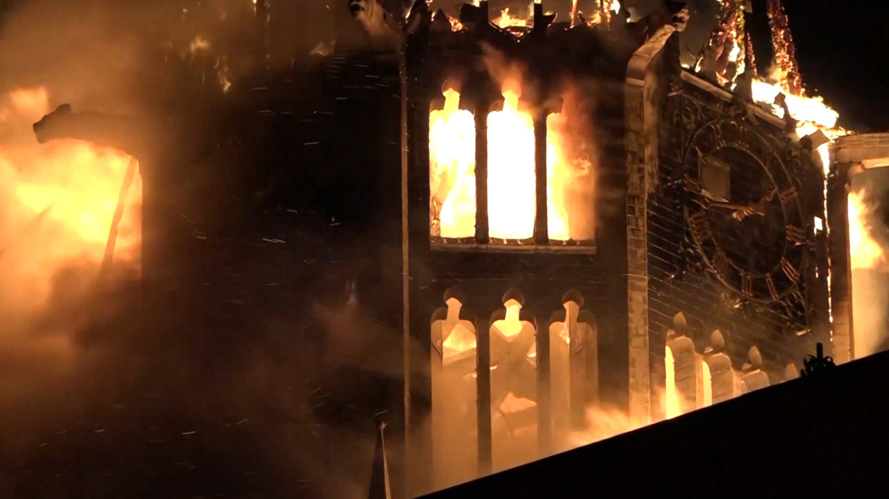 Amsterdam: Incendiu devastator într-o biserică din secolul XIX, în mijlocul protestelor de Revelion din Olanda