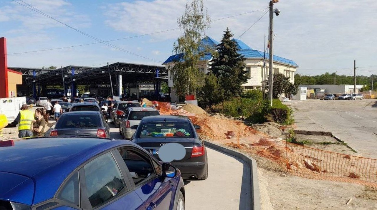 Heavy traffic at the Sculeni crossing point on the way to enter the Republic of Moldova