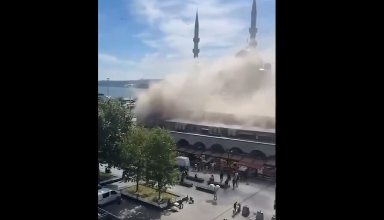 В Стамбуле вспыхнул пожар на старинном Египетском рынке 