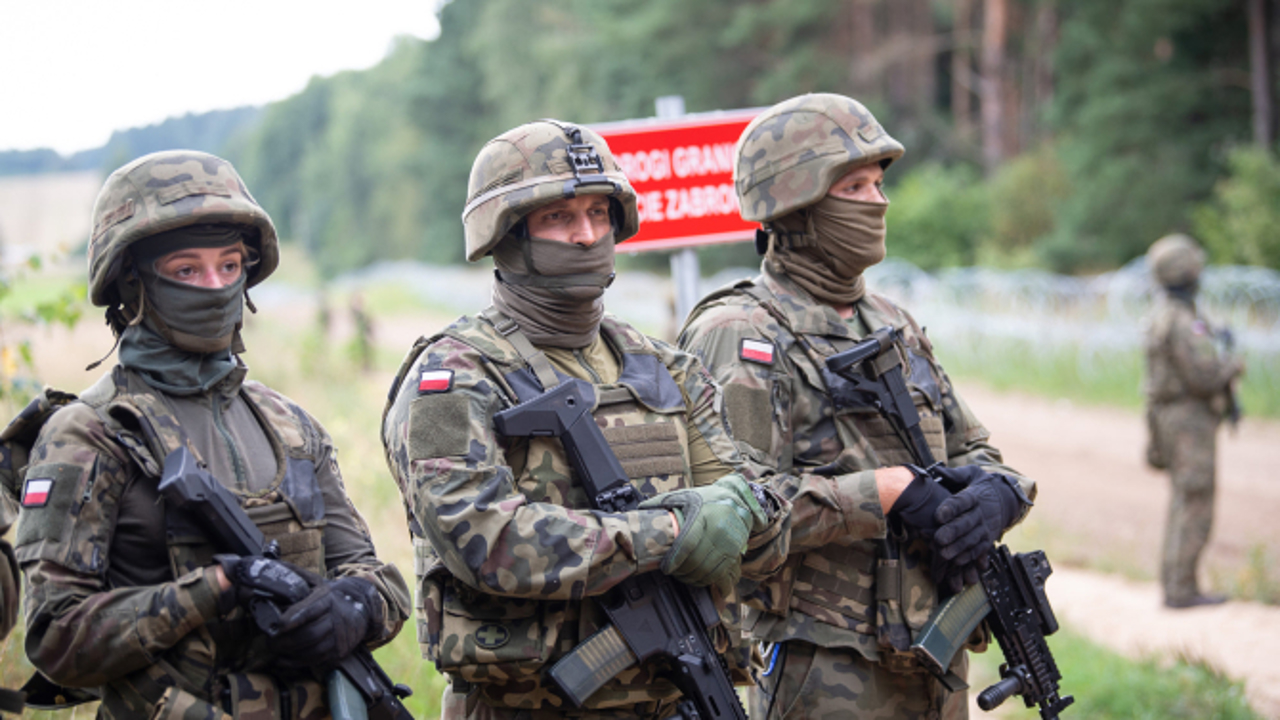 Poland beefs up military presence on border with Belarus