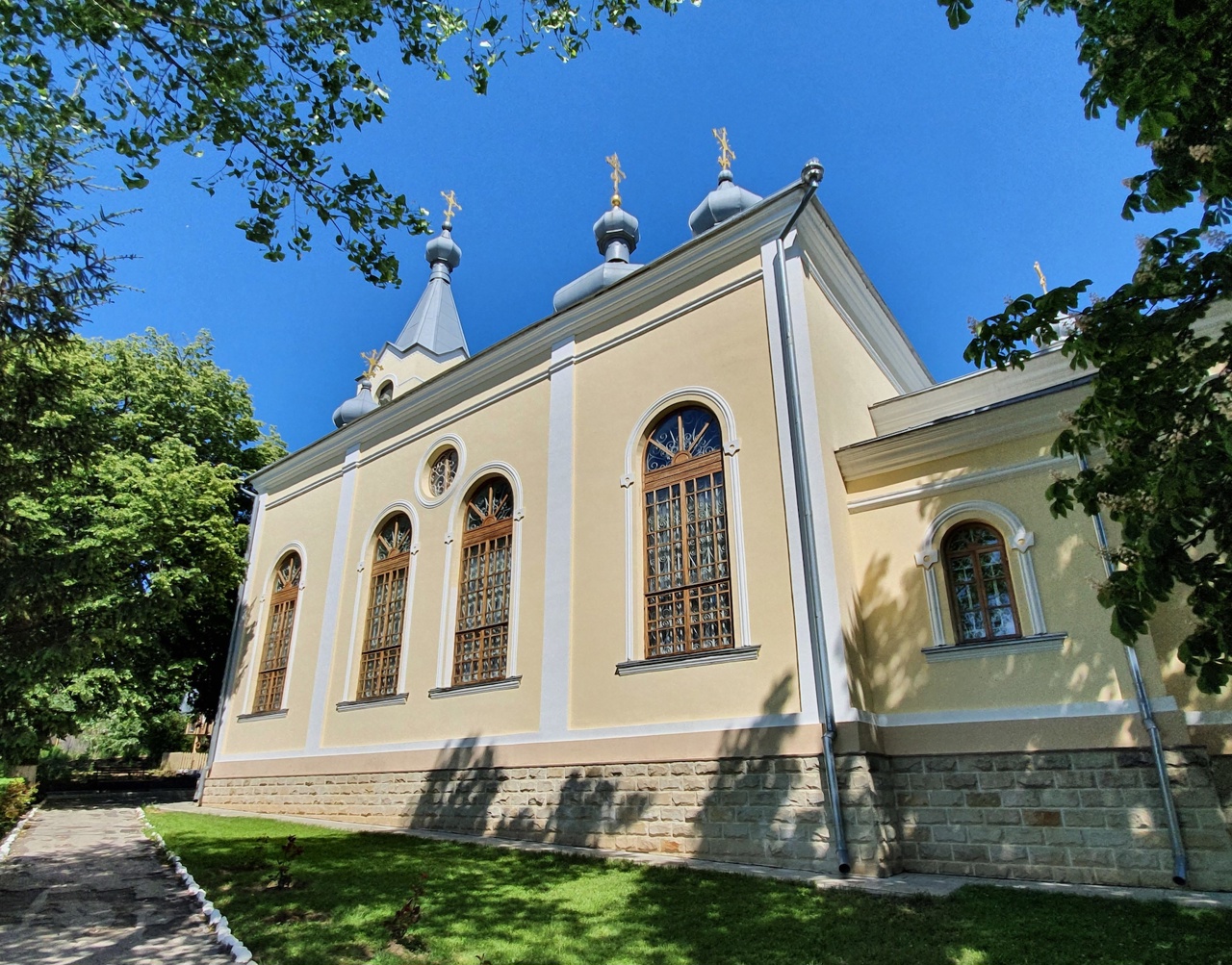 Credință și rezistență: Poveștile păstrate în căsuțele-chilii ale Mănăstirii Răciula