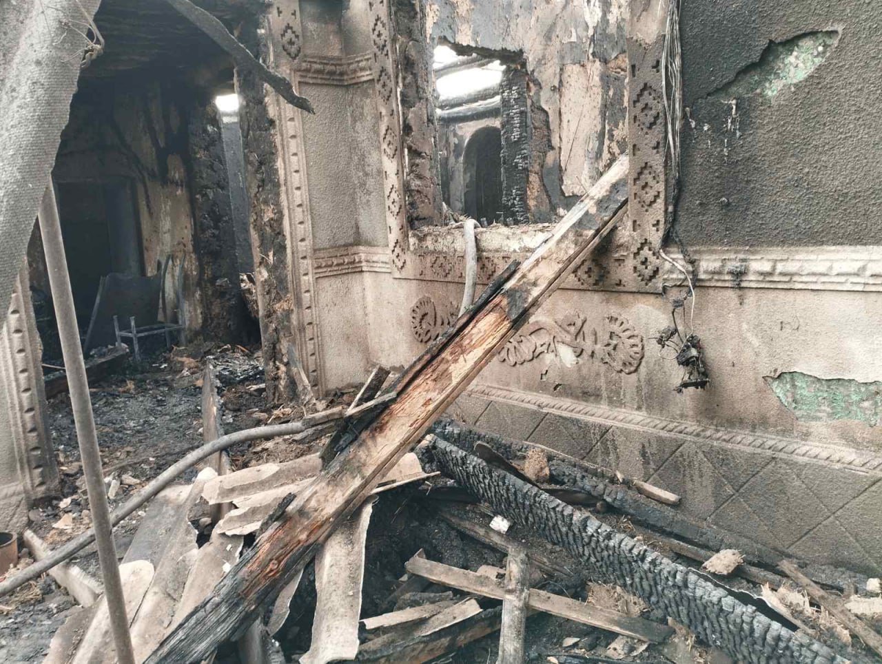 В Единецком районе пожар и взрыв уничтожили жилой дом 