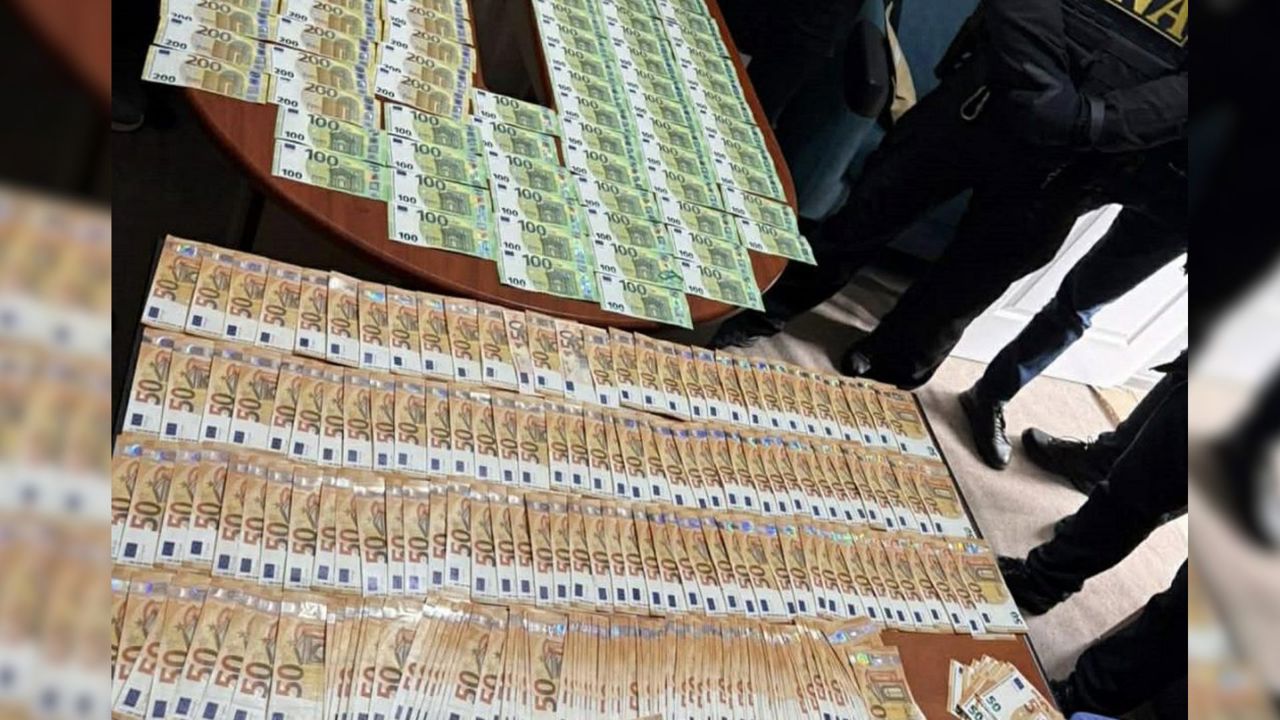 Mită de 40 de mii de euro în schimbul eliberării unui condamnat: Patru bărbați, reținuți în flagrant delict