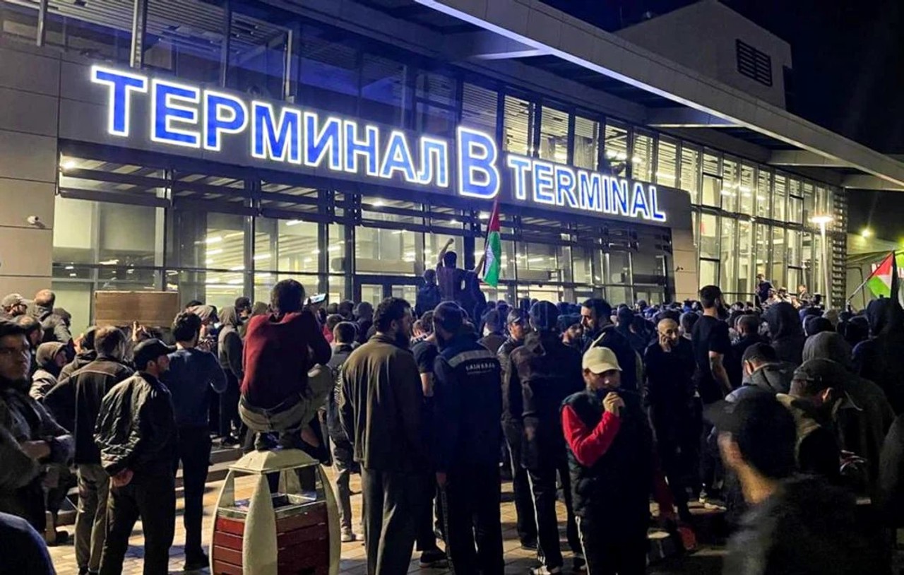 Hundreds storm Russian airport to protest flight from Israel