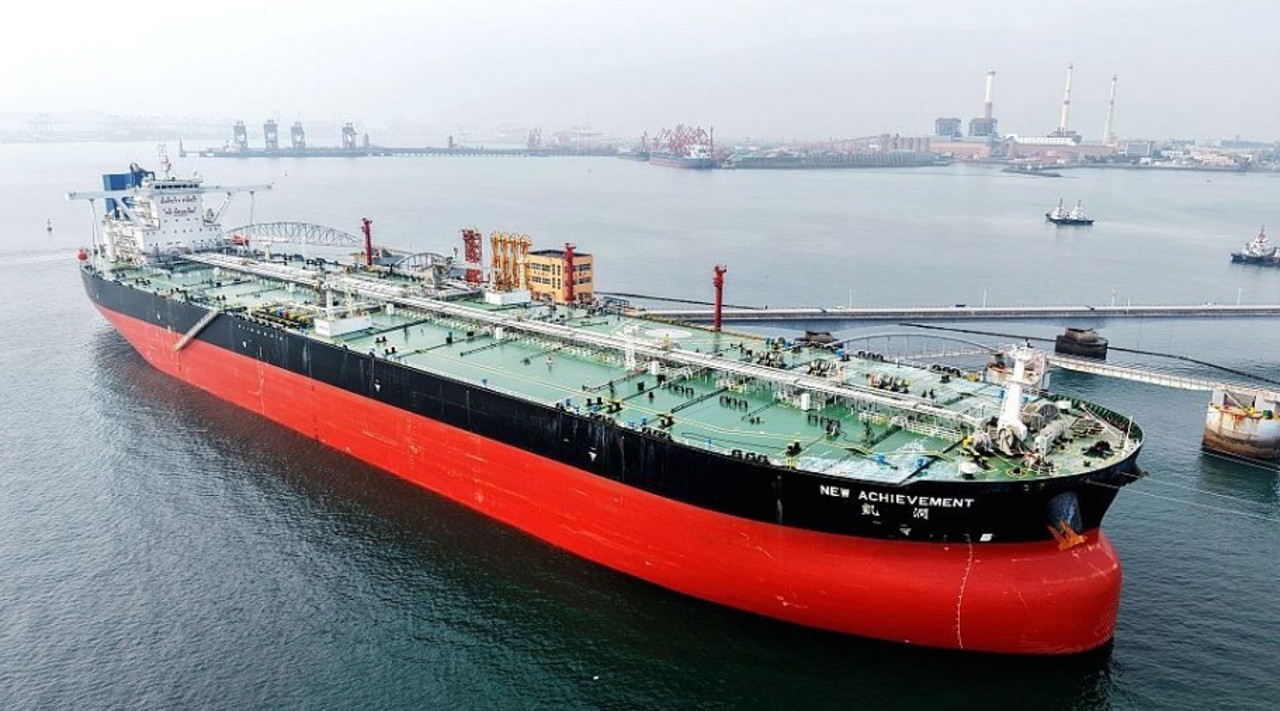 Deblocarea Strâmtorii Hormuz: Prețul barilului de petrol a coborât la 94 de dolari, dar problemele de aprovizionare nu vor dispărea peste noapte