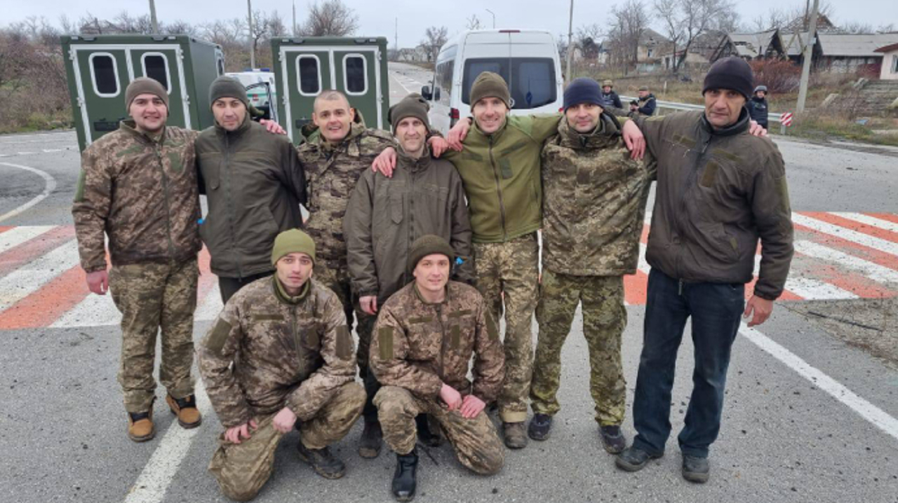 Защитники из Мариуполя, Чернобыля и острова Змеиный возвращаются домой после нового обмена пленными с Россией