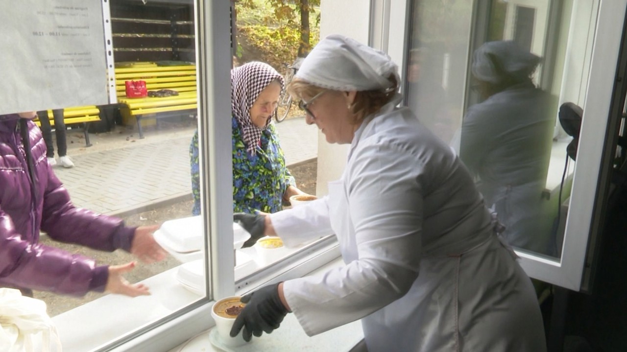 Cantină renovată cu sprijinul UE, la Selemet care oferă mâncare caldă persoanelor nevoiașe: „Mâncăm ce ne dă, e gustos”