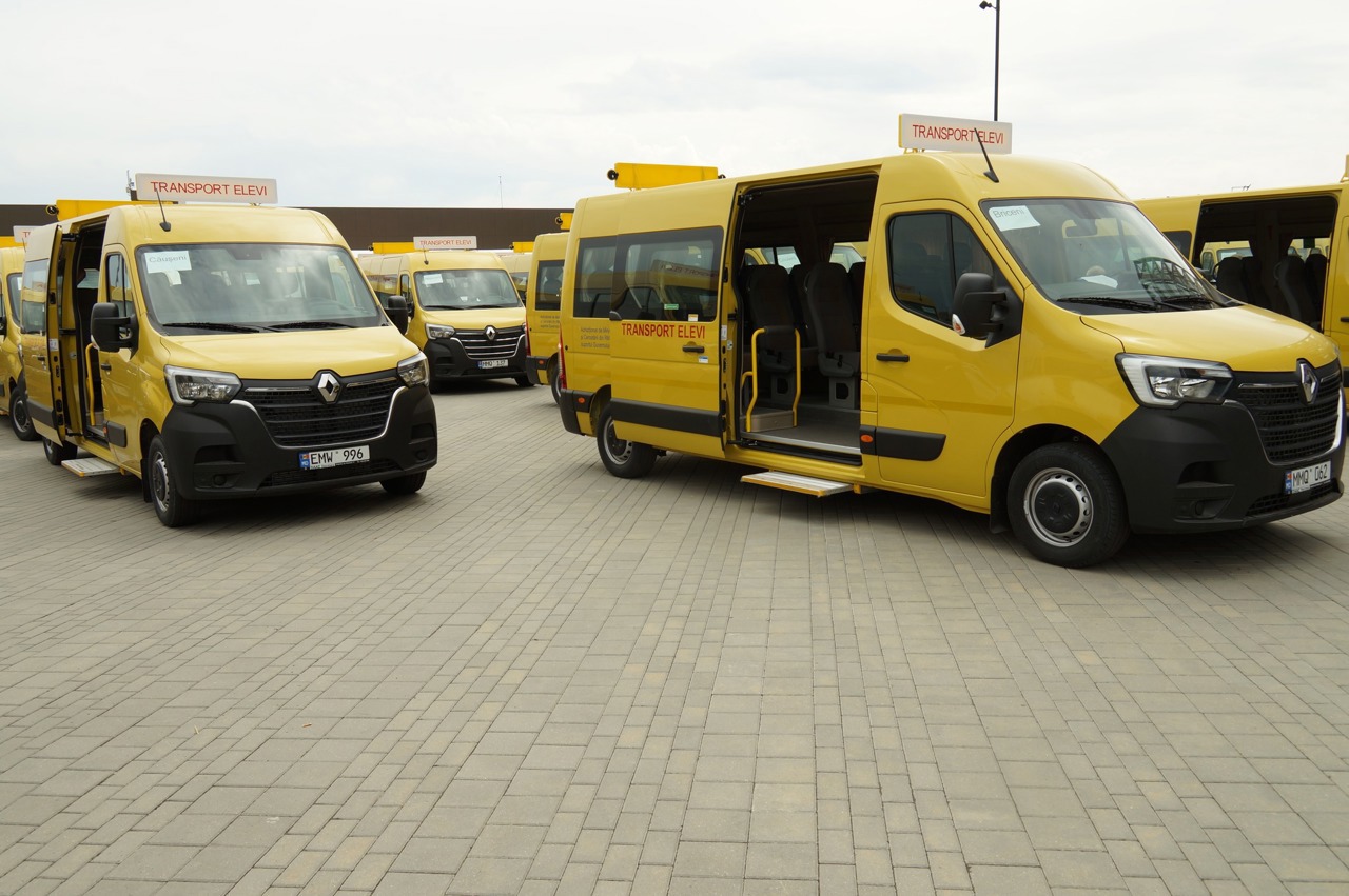 Transport școlar pentru elevii și profesorii din școlile reorganizate: Alte 57 de autobuze școlare vor fi cumpărate