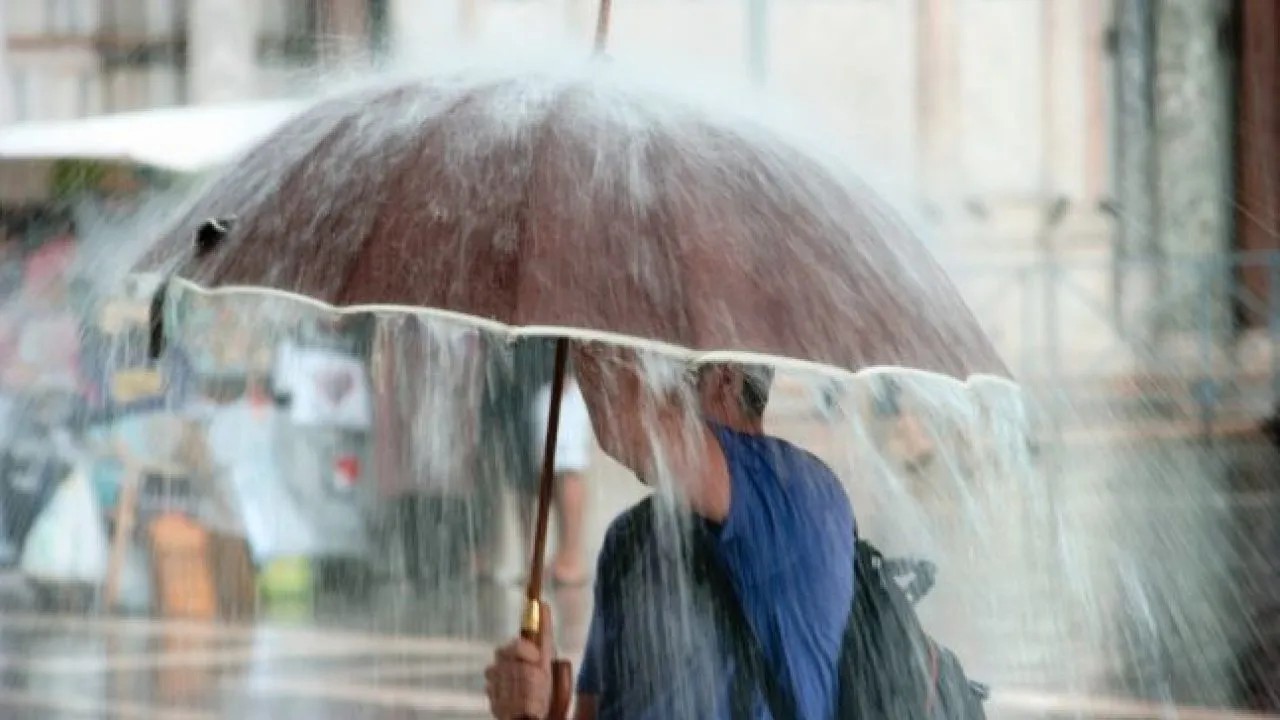 Ploi puternice în toată țara în următoarele zile. Cod galben, emis de meteorologi 