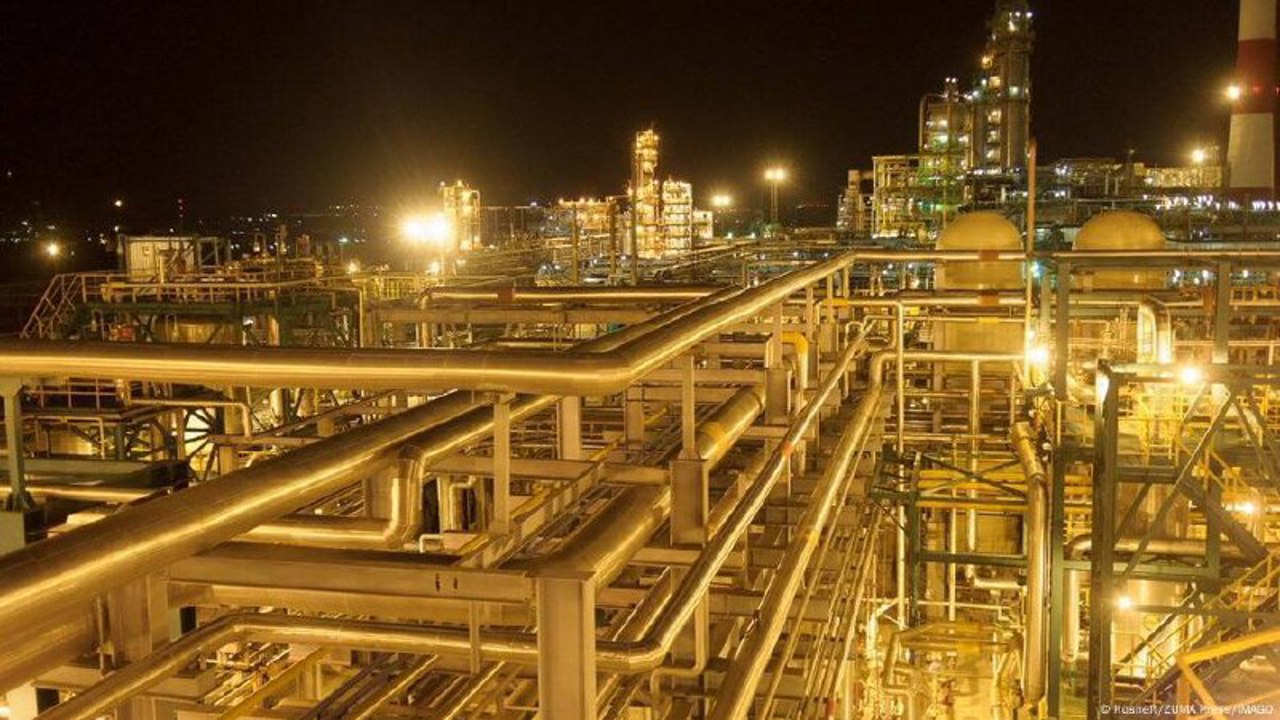 Moscova suspendă livrările de benzină pe piața externă