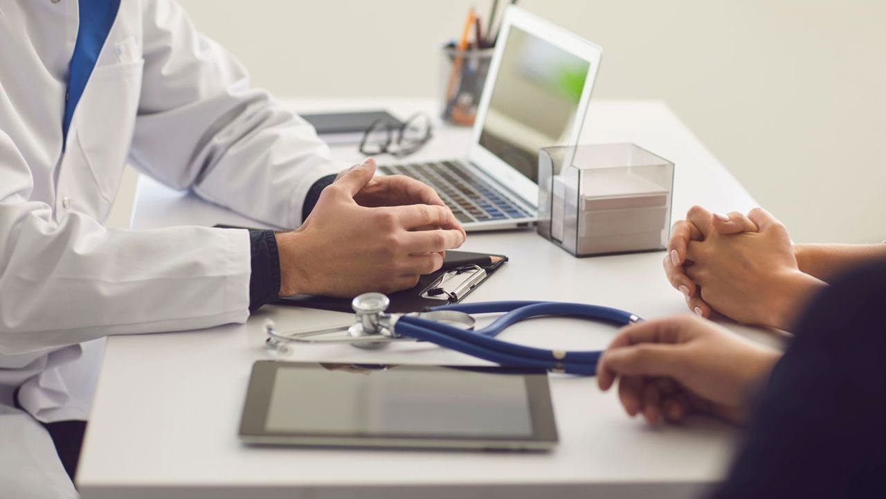 Bariere birocratice în sistemul medical: Medicii formați în străinătate și tinerii absolvenți întâmpină dificultăți la angajare, spun patronatele