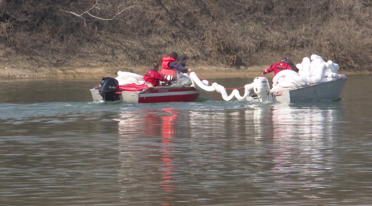 Baraje de 200 de metri pe Nistru: echipe din R. Moldova și România fac totul pentru a limita poluarea