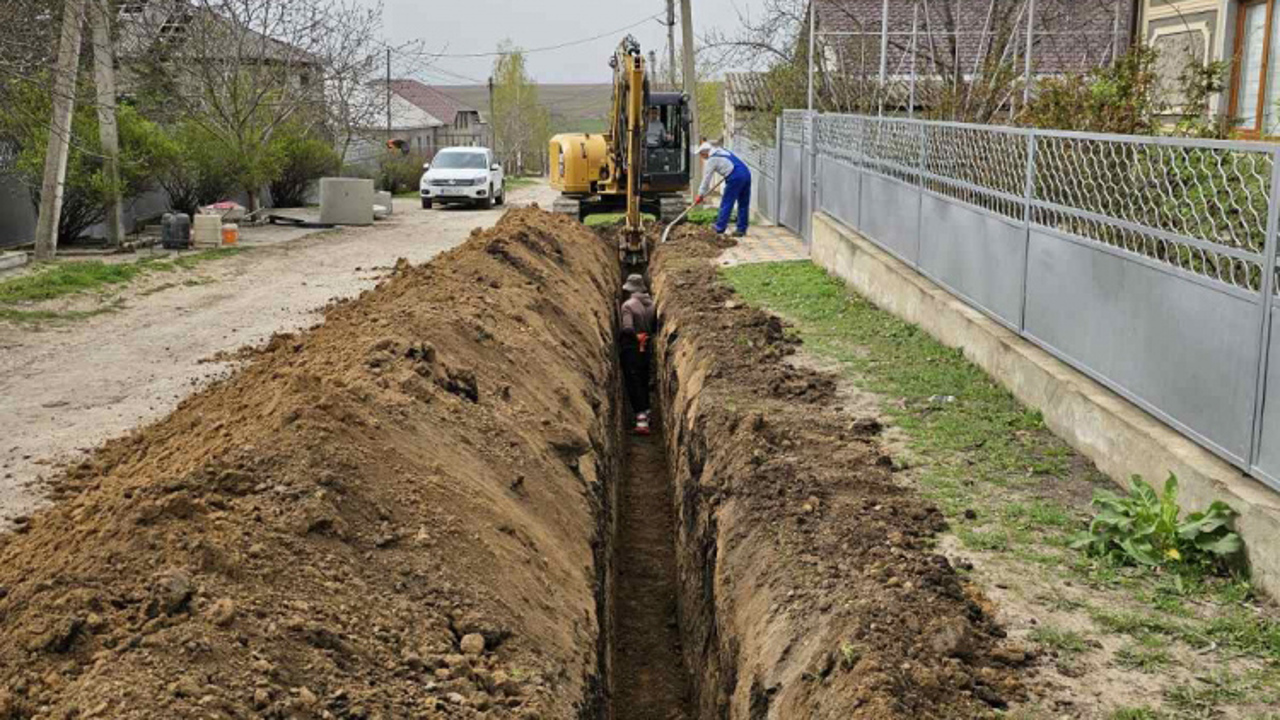 Comrat: Aproximativ 300 de gospodării de la periferia orașului vor fi conectate la sistemul centralizat de canalizare