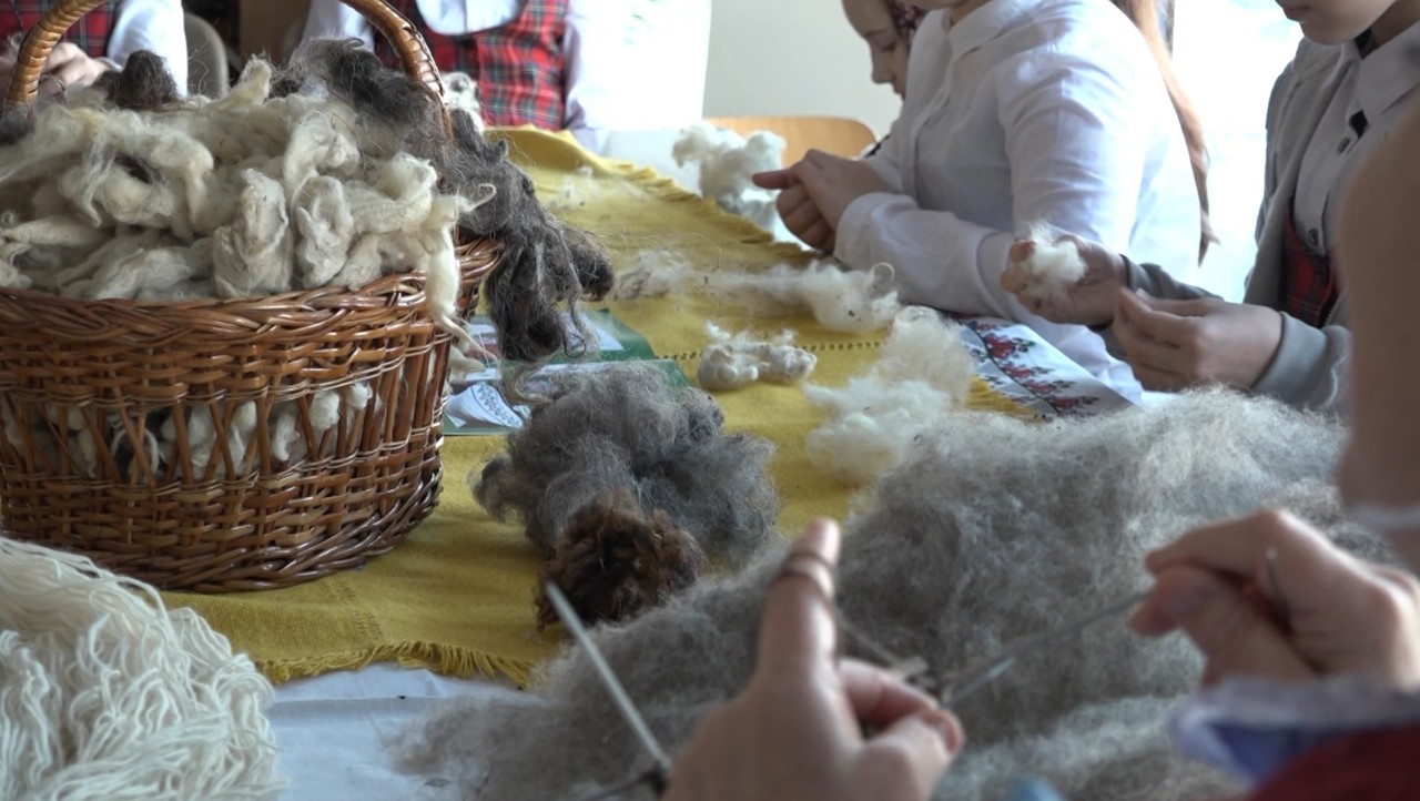 Atelier de meșteșugărit la Comrat // Copiii învață cum se toarce lâna și descoperă tradițiile găgăuze 