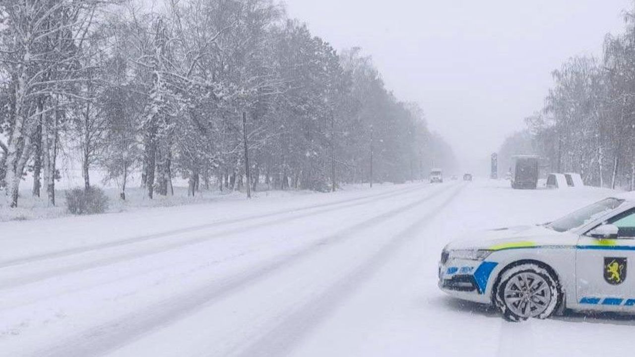 Ghețuș și polei pe traseele naționale. Drumarii intervin, poliția monitorizează traficul