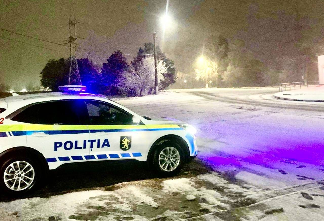 Recomandările Poliției pentru șoferi și pietoni în contextul ninsorilor înregistrate pe teritoriul țării