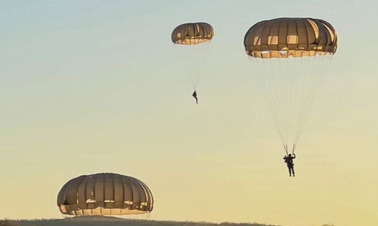 Salturi cu parașuta și trageri de luptă: Militarii Armatei Naționale vor participa la exercițiul ,,Swift Response-2024”. 