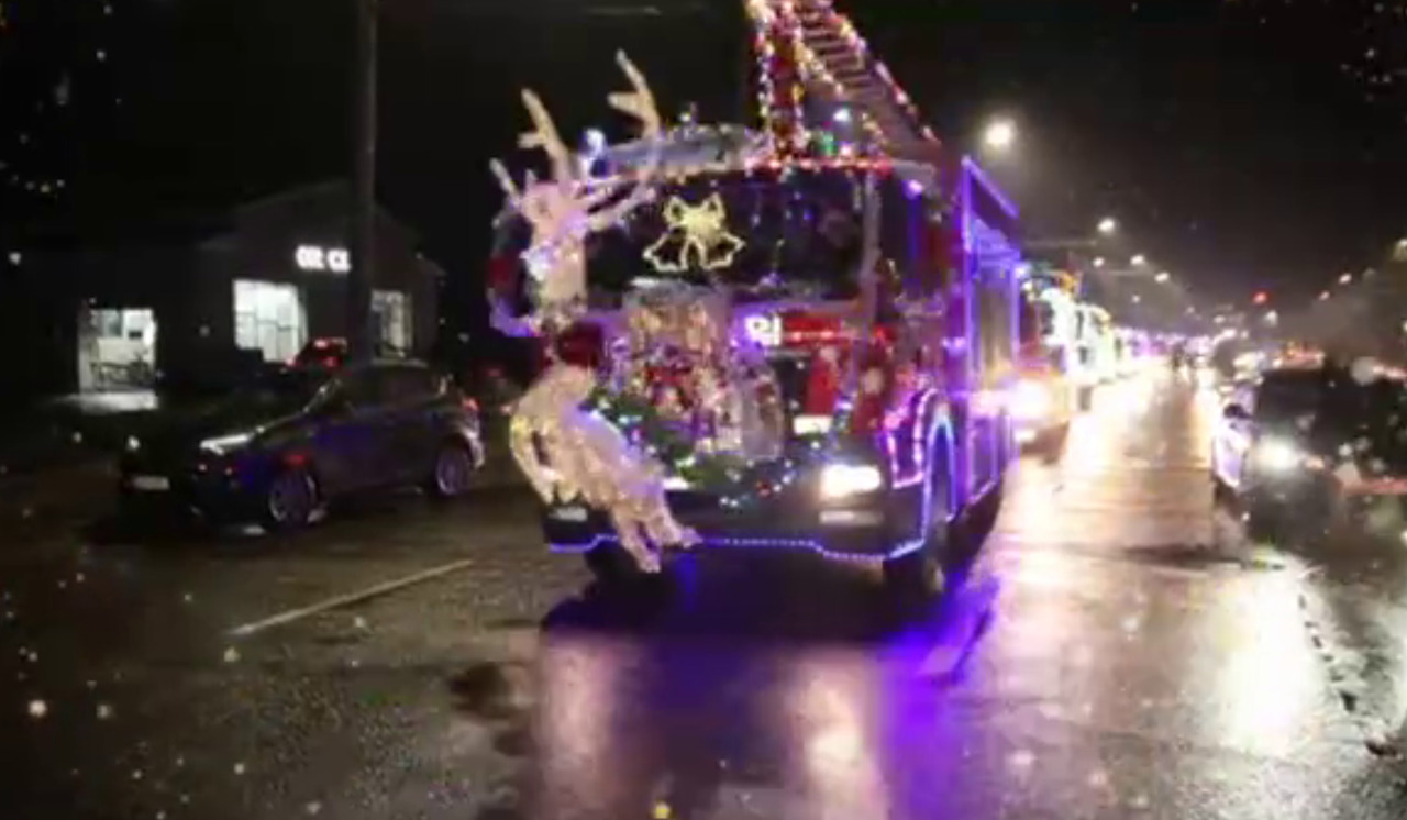 Rescuers and firefighters’ caravan returns for Christmas with lighted emergency vehicles and charity actions