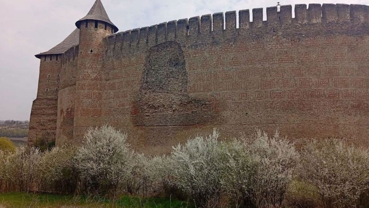 Un zid al Cetății Hotin din Ucraina, grav avariat. Cetatea făcea parte din cele zece fortărețe medievale ale Moldovei lui Ștefan cel Mare 