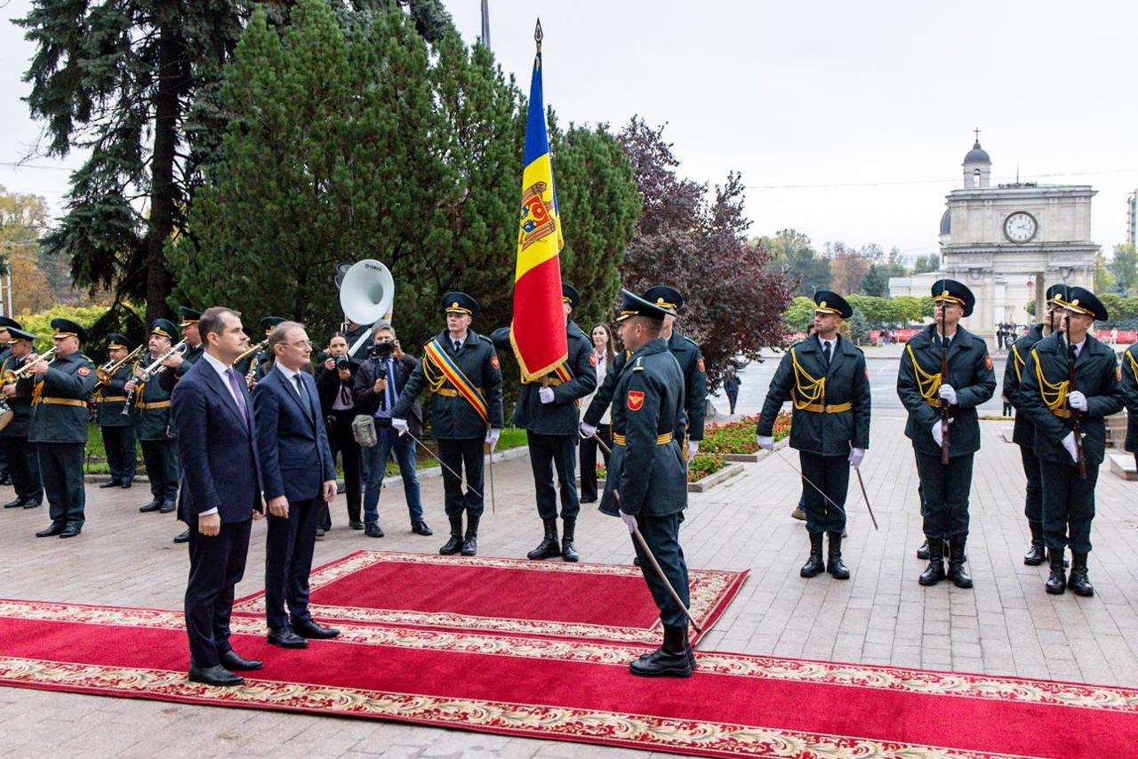 Securitatea energetică, apărarea și infrastructura, prioritățile strategice ce trebuie să se regăsească pe agenda Chișinău-București, spun experții
