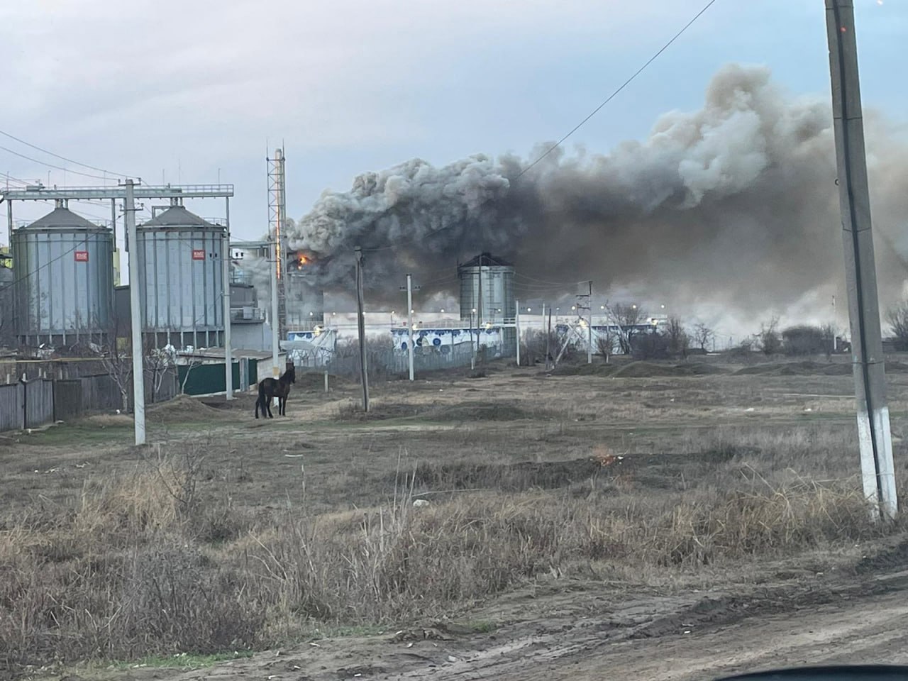 Incendiu de proporții în Portul din Giurgiulești: Un alt rezervor cu încărcătură de șrot de semințe de floarea soarelui a luat foc